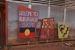 Billiluna, Shop und Tankstelle, Am Schild die Flagge der Aborigines